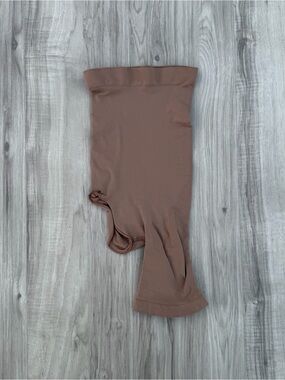SKIMS Seamless Sculpt Solution Short Left Leg Exposed